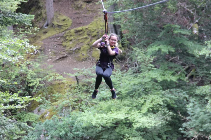 Jessica Olie throwing a frisbee